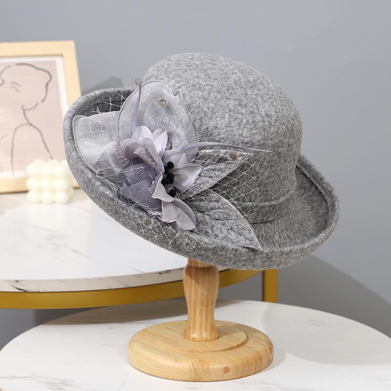 Woll-Barett für Damen mit Federblumen-Stickerei für Herbst-Winter-Mode
