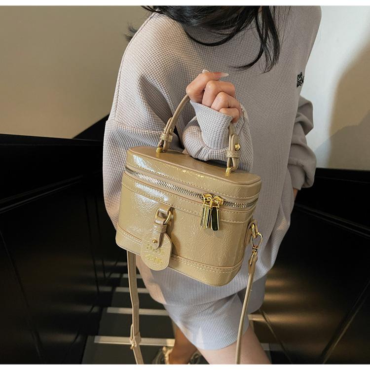 

Премиальный сенс изысканная портативная коробка маленькая квадратная сумка женская 2025 новая модная повседневная рабочая сумка через плечо хаки