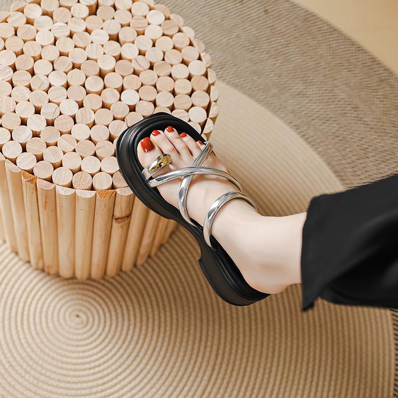 Silver high-end thick-soled cool slippers women's 2025 summer new fashion outer wear pinch flip-flops strap sandals