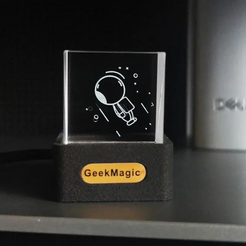 Mini Écran Cristal Créatif GeekMagic pour Décoration de Jeu de Table - Lit des Animations GIF de Prévisions Météorologiques
