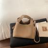 Trendy and Simple Single-shoulder Crossbody Bag for Fashionable Daily Commuting and Practical Bucket Bag