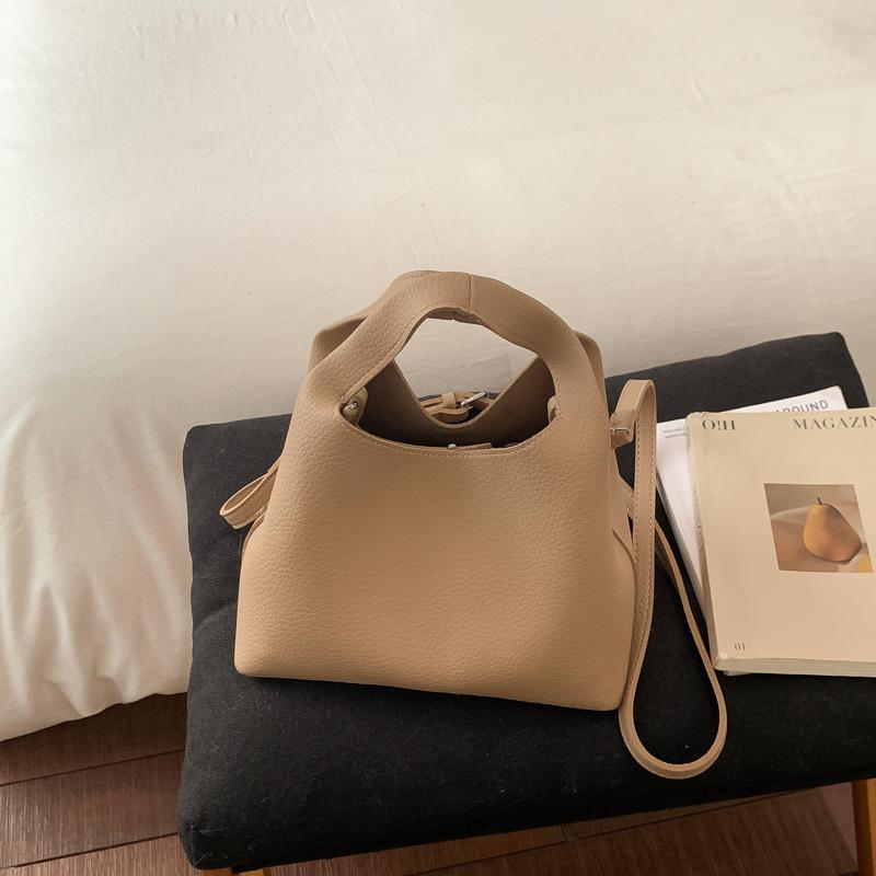 Trendy and Simple Single-shoulder Crossbody Bag for Fashionable Daily Commuting and Practical Bucket Bag
