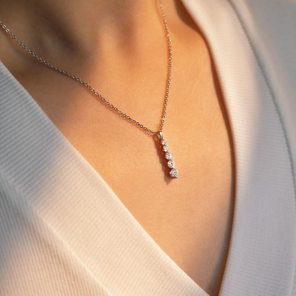 New 5-Stone DVVS1 Moissanite LuxuriousStraight Gradient V-Neck Calabash Long Collarbone Chain Fashion Pendant Necklace for Women