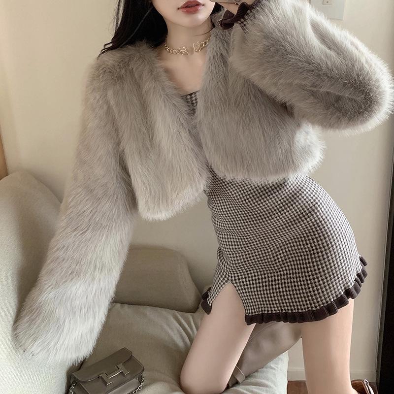 

Women s Trendy Faux Fur Eco-Friendly Winter Coat - Short, Plush, and Stylish One Size