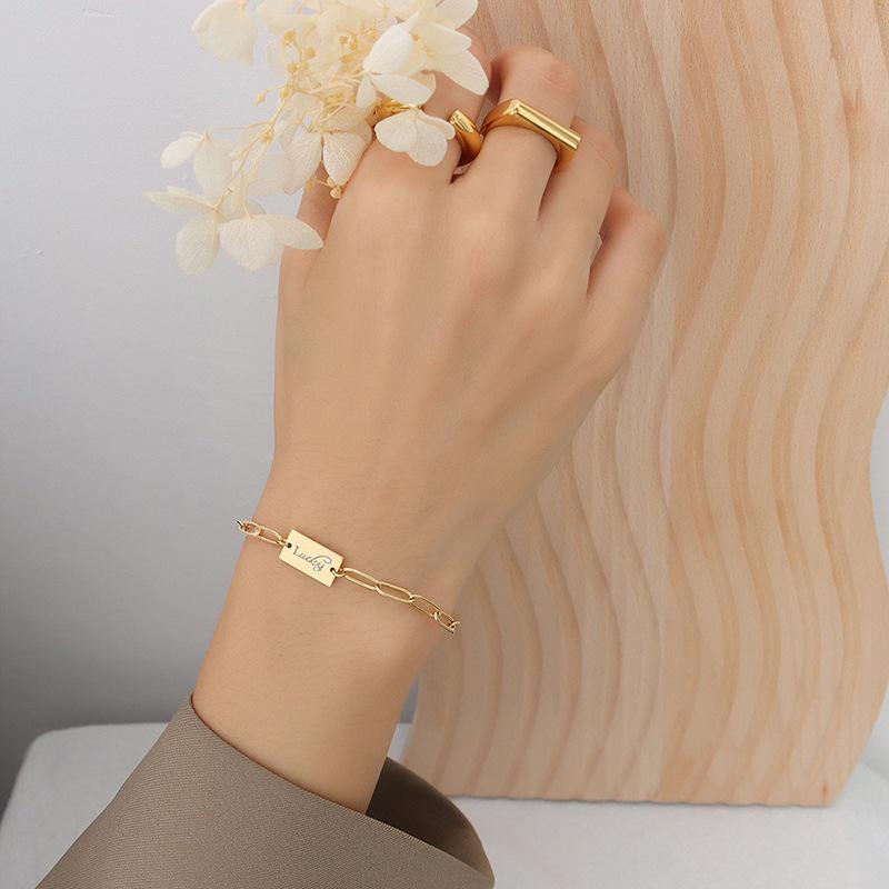 

Корейские рождественские украшения: Браслет из 18-каратного золота с квадратной подвеской с надписью «Удача»