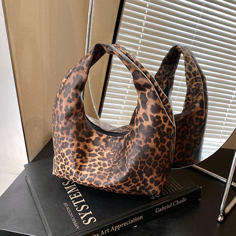 Women PU Leopard Fashion Shoulder Bag Large Capacity Circular Underarm Bag Zipper Closure Fashion Carrying Bag Chic Hobo Bag KTB