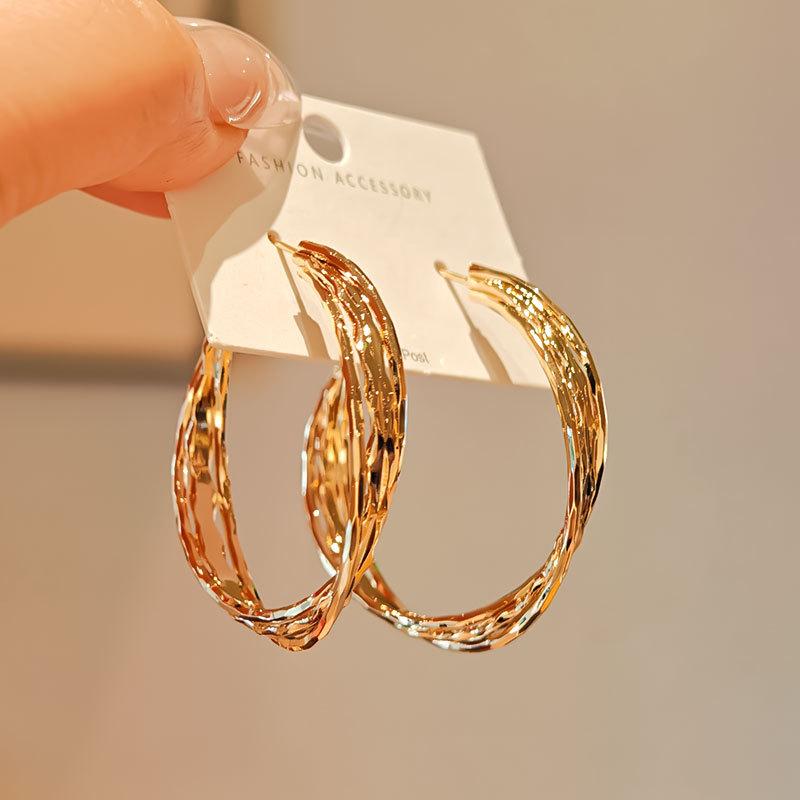 

Преувеличенные серьги-кольца большого размера, нишевый дизайн, высококлассные плиссированные простые серьги, новые серьги 0 лет