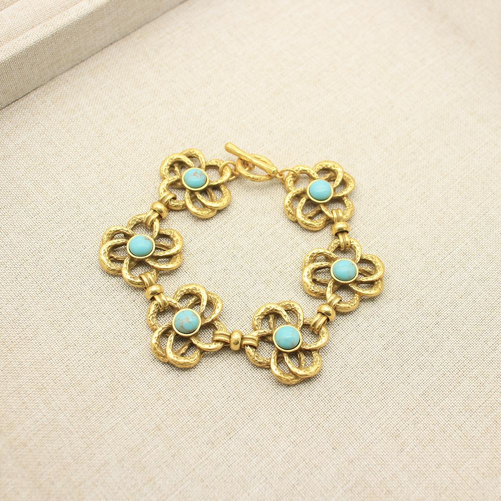 

Medieval Necklace Exaggerated Personality Petal Synthetic Green Pine Bracelet Necklace Set Four-Leaf Clover Autumn And Winter Accessories Women