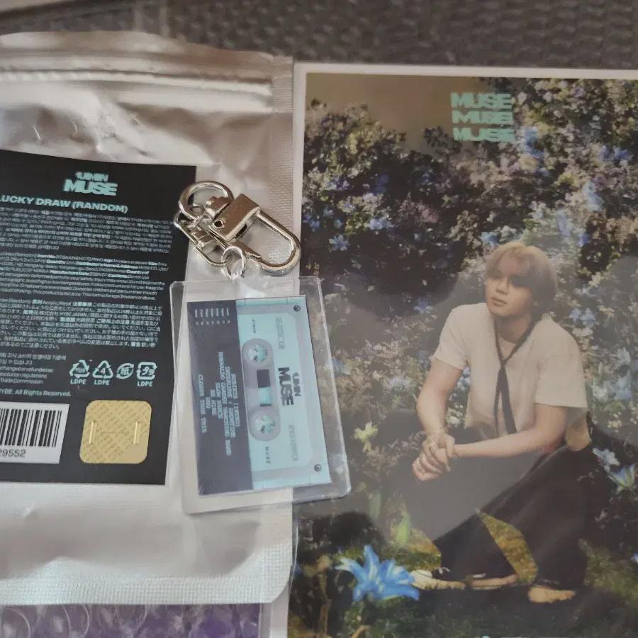 

Товары Jimin Muse Выставка Jimin Muse Popup