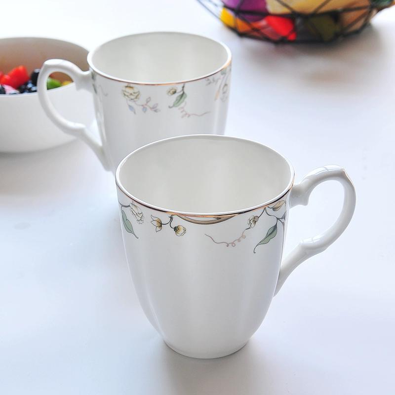 Caneca de Porcelana Fina, Caneca de Café de Porcelana Branca com Alça, Xícara de Café com Padrão Floral e Detalhe Dourado, Segura para Micro-ondas, 1 peça
