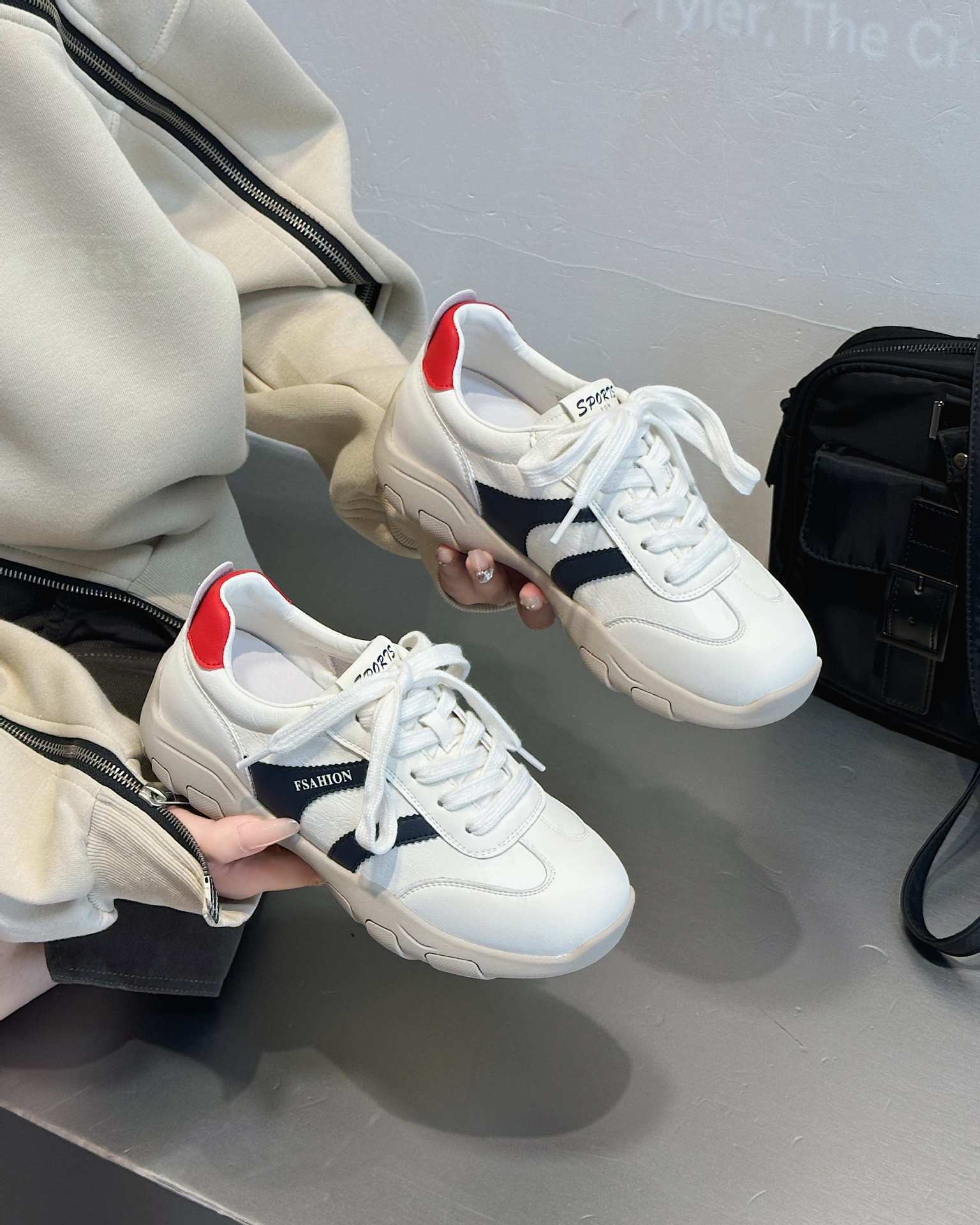 

2025 autumn new lightweight soft-soled sports casual shoes running shoes leather thick-soled white shoes outdoor walking shoes 35