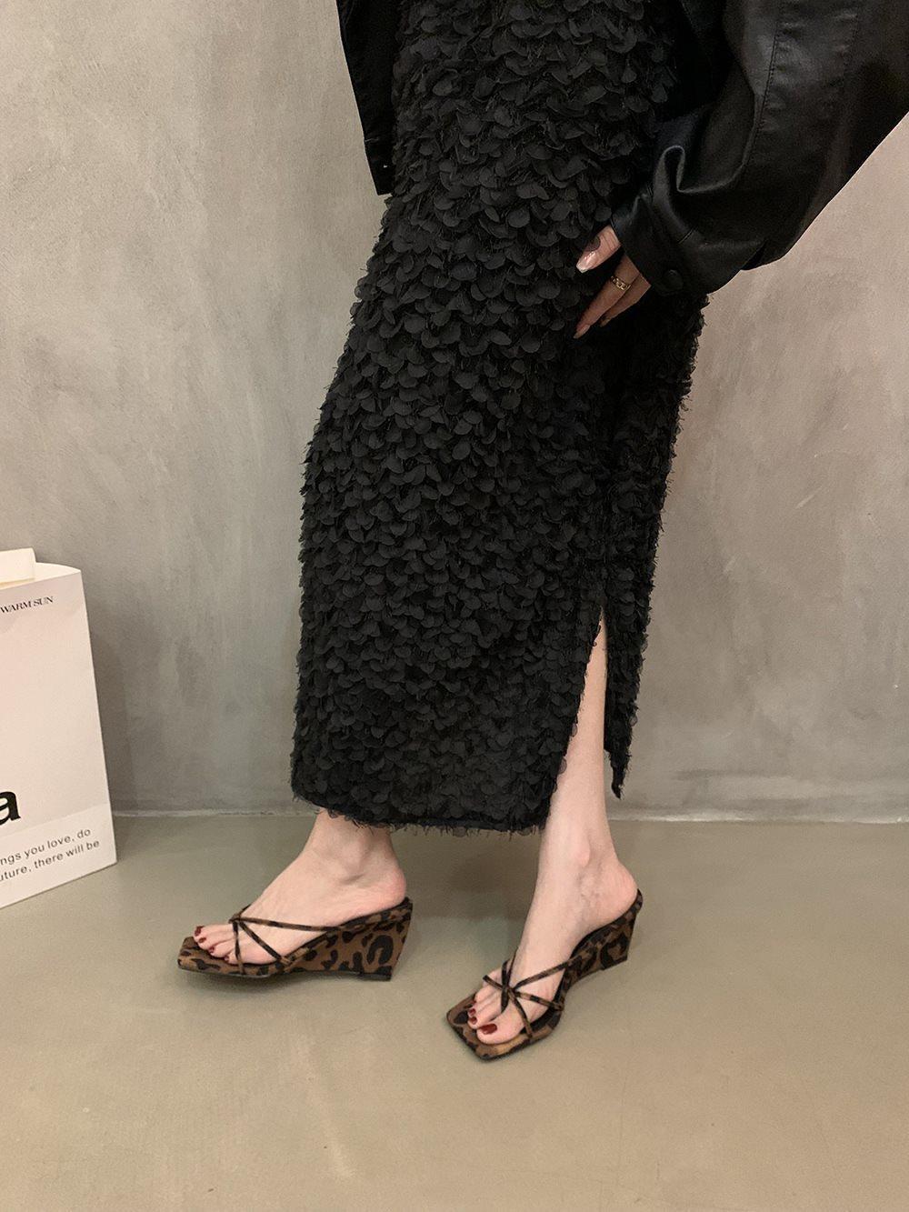 

Леопардовый принт новый с модной французской верхней одеждой 2025 юбка красивые высокие каблуки крутые тапочки танкетка летние нишевые сандалии 42 цветной печати леопарда