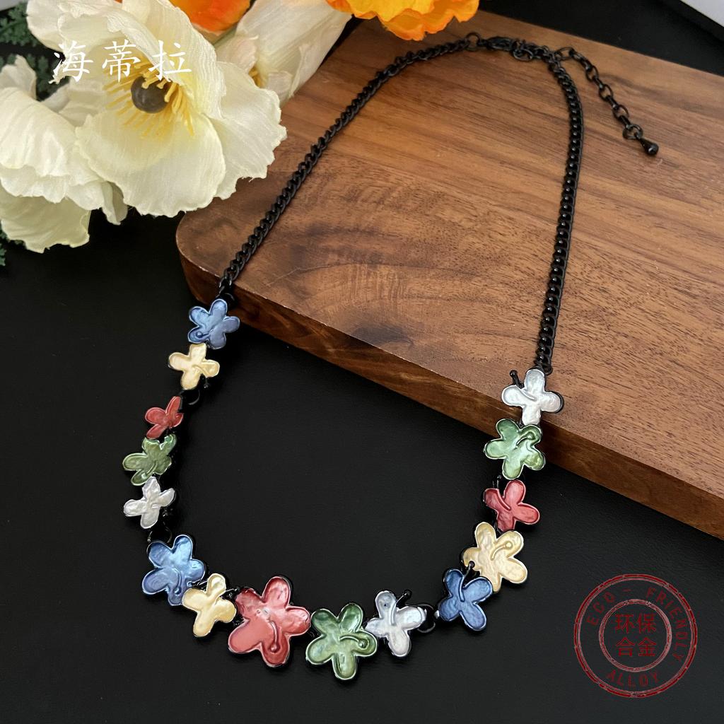 Neue unregelmäßige farbige Blume Spleißlegierung Halskette, modische und einfache Blütenblatt Damen süße Halskette