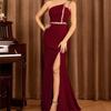 Elegantes One-Shoulder-Abendkleid mit gewebtem Metallgürtel und Schlitz