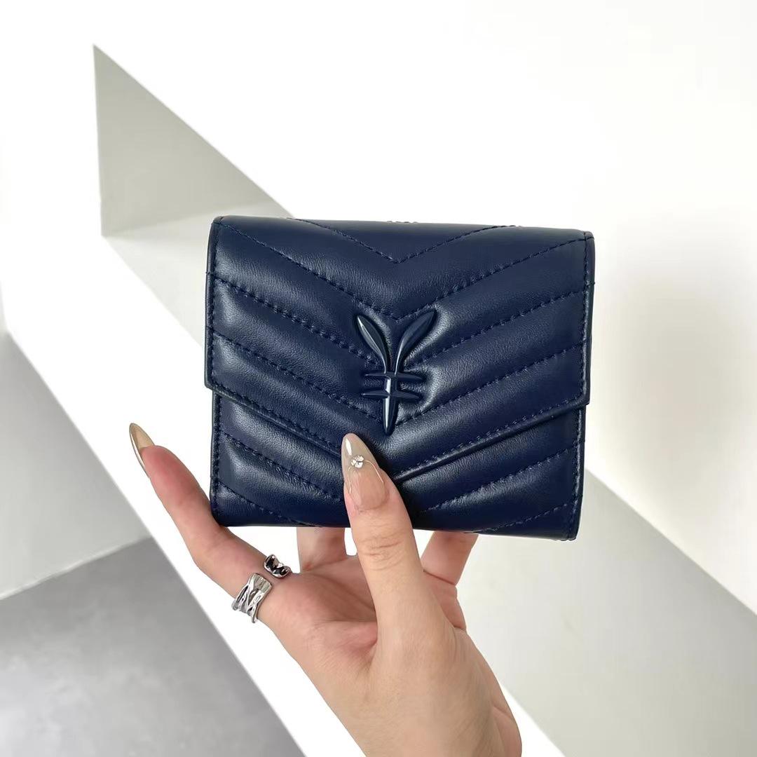 

Женский кошелек из натуральной кожи большой вместимости с несколькими отделениями для карт, карманом на молнии и держателем для удостоверения личности синий