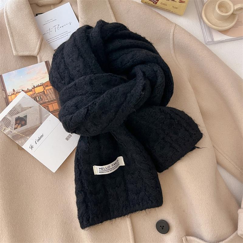 Small twist is a new scarf for women in autumn and winter. It is warm and versatile outside in winter. Solid color knitted neck protection scarf.