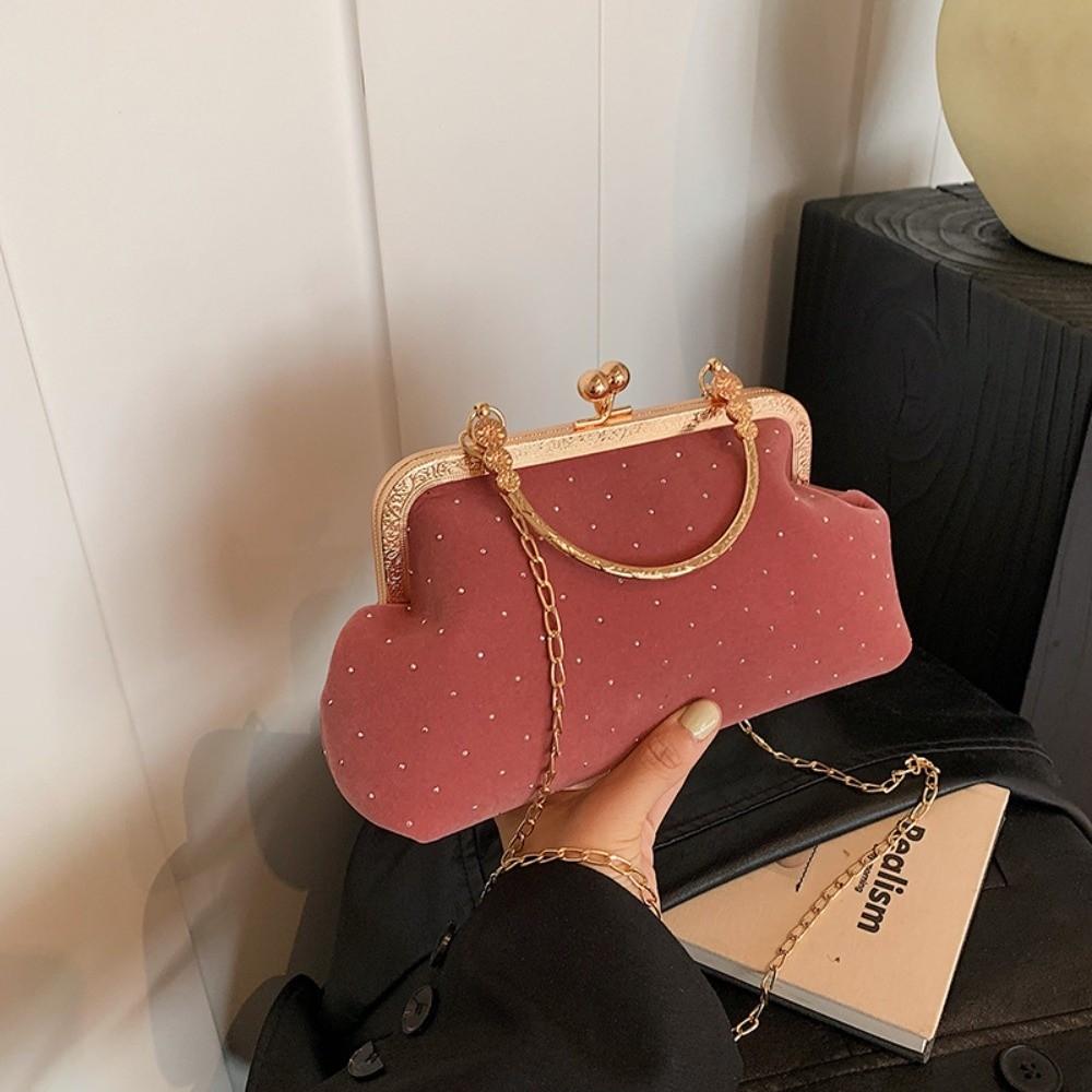 

Сумка через плечо с застежкой-поцелуйчиком в горошек на цепочке для светского мероприятия розовый