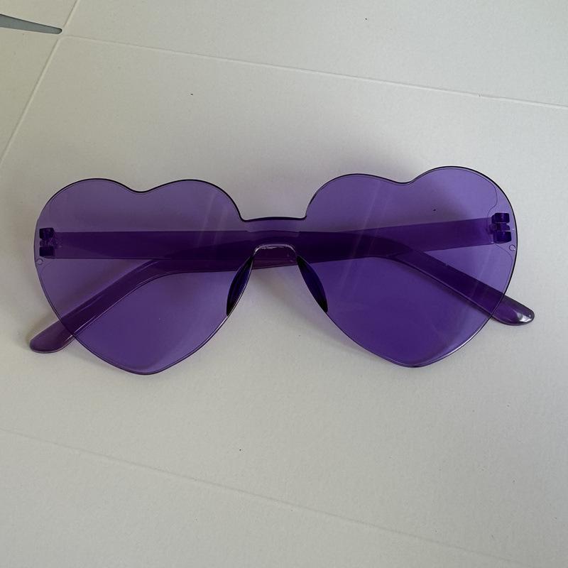 

Красочные солнцезащитные очки в форме сердца, солнцезащитные очки в форме персикового сердца карамельного цвета, интегрированные очки любви, снятые на балу. фиолетовый