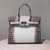 La borsa da donna Yijinyuan ha solo trent'anni. Stessa Borsa. Borsa a Mano in Vera Pelle con Fantasia Coccodrillo a Gradiente Platino 2021. Pendolare.