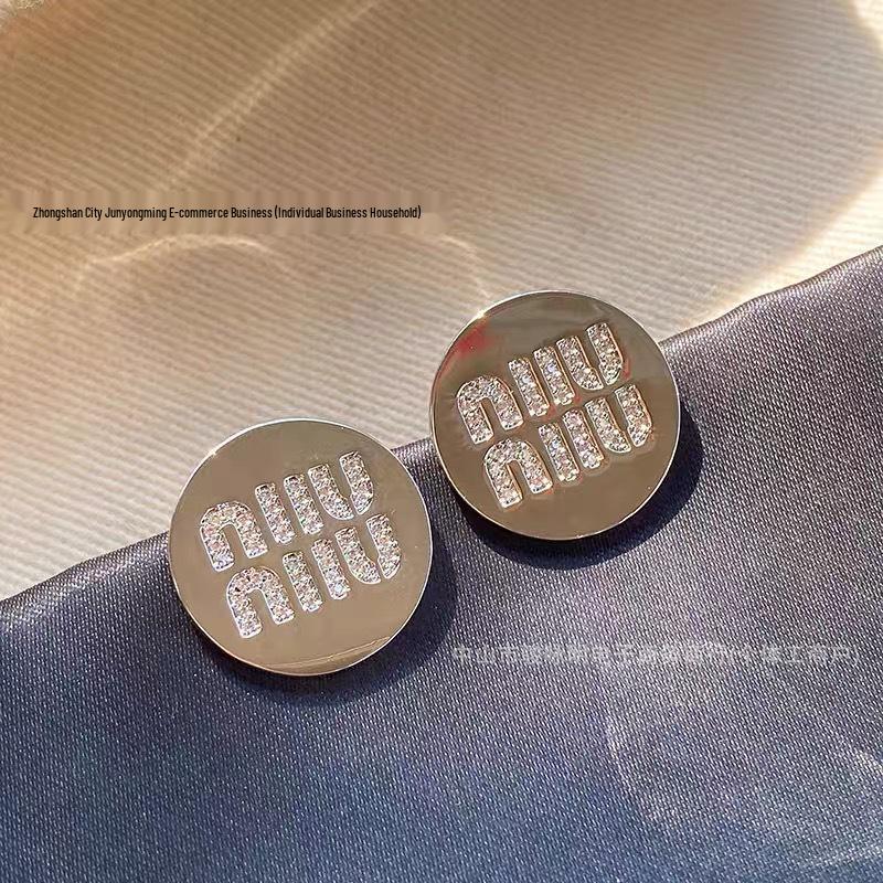 Mius zweireihige Kristall-Buchstaben 'Miu' Runde Kuchen-Steckohrringe: Süßer Stil für Damen und Mädchen