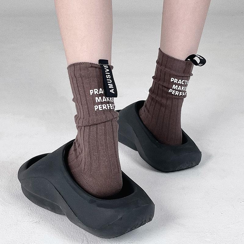 Trendige Marke Nischendesign Fersenetikett Buchstabensocken Paar Mittelschaftsocken Trendige Internet-Berühmtheit Sport Baumwollsocken