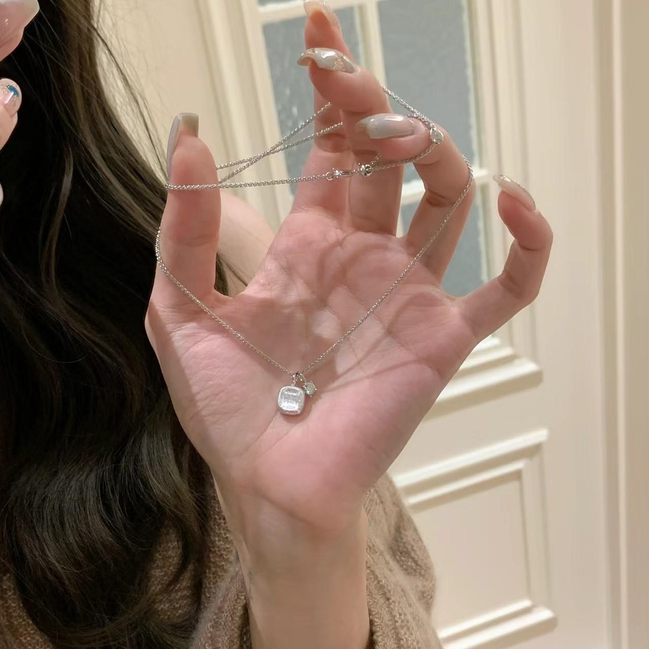 

Medieval Style Handmade Brushed Small Sugar Cube Necklace Female Niche Design Sense Square Brand Pendant Collarbone Chain Double-Sided Wear