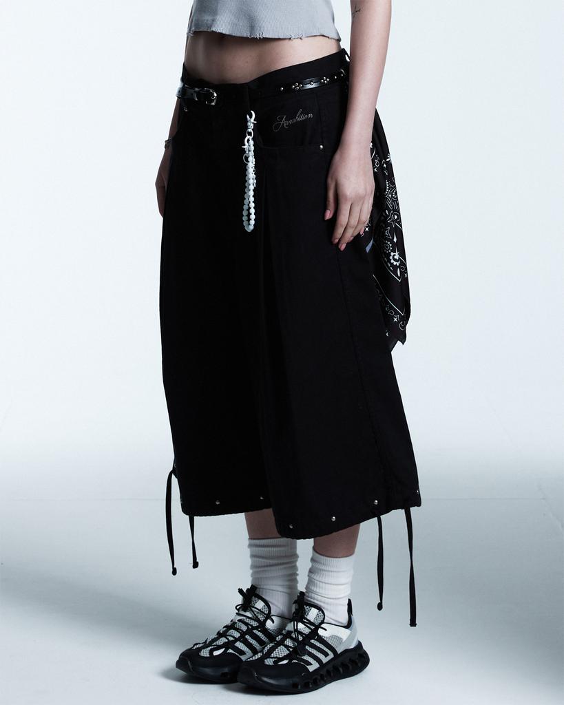 AAMBITION Inverted Pleated Riveted Bermuda Pants (Black)