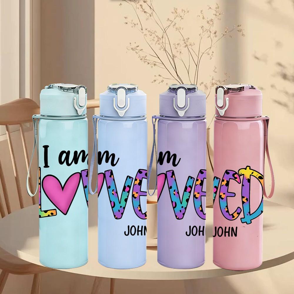1PC I Am Loved Letter Art 750ml Color Plastic Sports Water Bottle Leakproof Flip Straw Lid Suitable for Sports Office Home Use