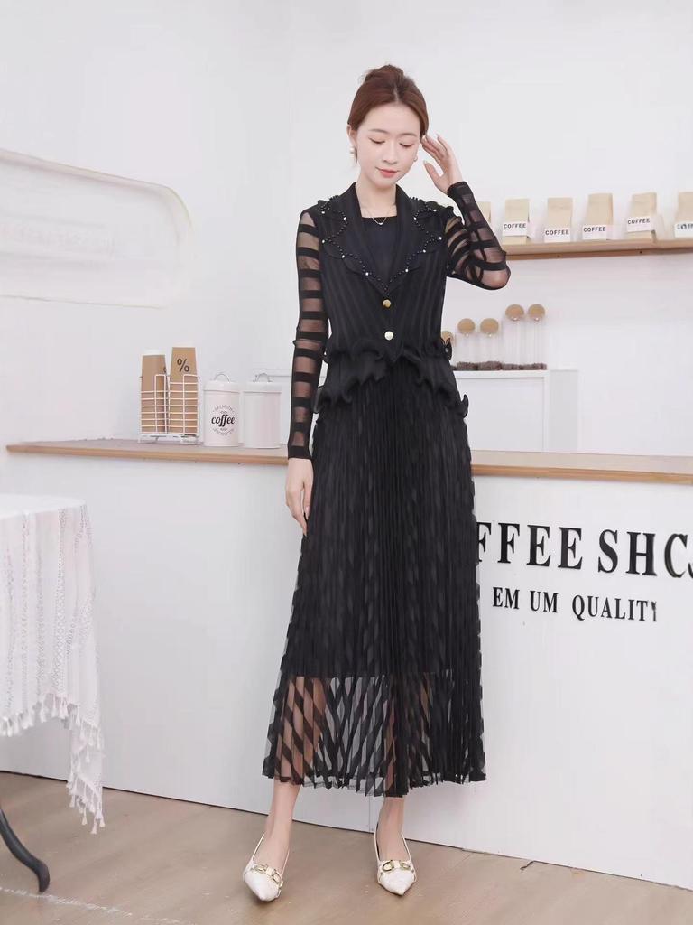 Robe Plissée à Volants Miyake avec Col Tailleur et Design Double-Boutonnage Cintrée à la Taille
