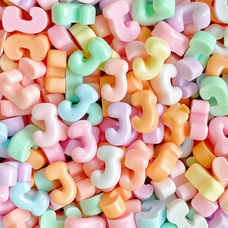 20 Stück Mini-Buchstaben Gemischte Harz-Accessoires ABCD Englische Buchstaben-Aufkleber DIY Sahne-Kleber Handyhülle Haarspangen-Dekoration Zubehör