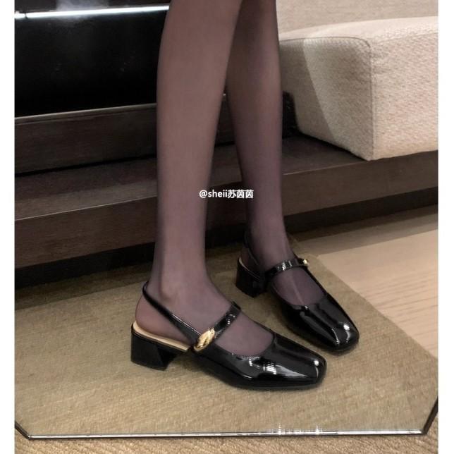 Su Yinyin has the same square head casual and versatile thick heel rear empty sandals, minimalist style and high-end naked pink bag head sandals.