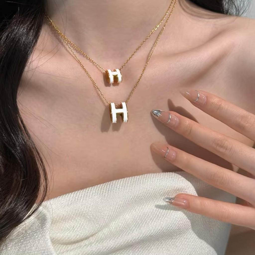 Dámský vysoce kvalitní smaltovaný náhrdelník Hermes s písmenem H, 18K růžové zlato, univerzální neblednoucí přívěsek na klíční kost