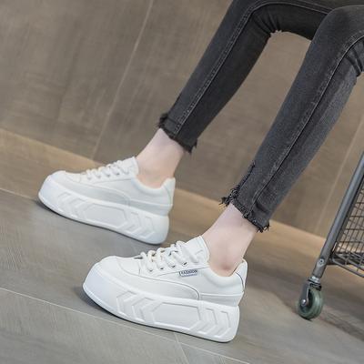 Scarpe per aumentare l'altezza interna da donna con suola spessa, superficie in pelle, casual, versatili, che mostrano il piede, scarpe a muffin piccole, scarpe bianche piccole