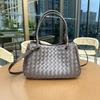 Echte Leder Gewebte Umhängetasche Damen Geräumig Crossbody Mit Magnet Mittlere Größe Weich Strukturiertes Design