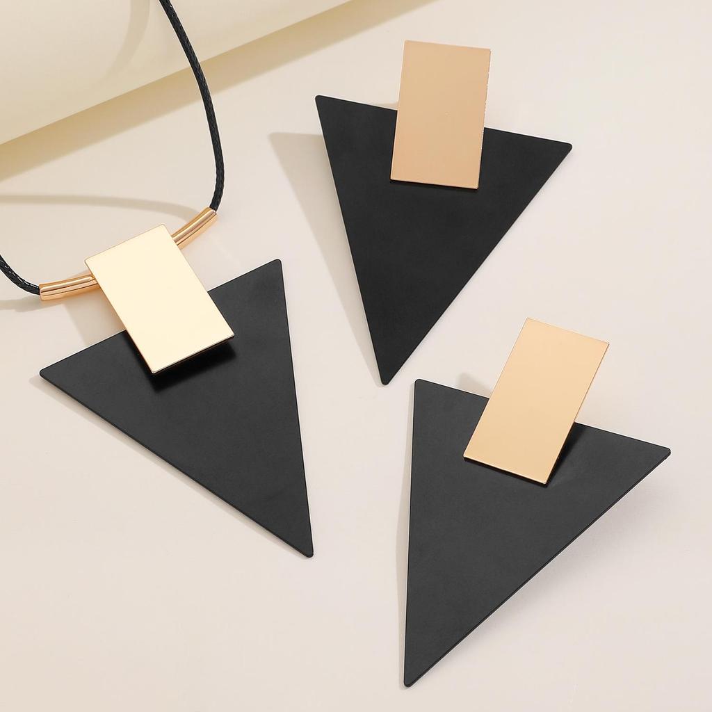 Dámský geometrický přívěsek ve tvaru obráceného trojúhelníku a sada náušnic