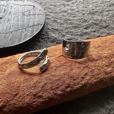 Europäischer & Amerikanischer Retro Rock Lava Ring: Gehämmerte Textur, INS-Stil, Edelstahl, Trendiger breiter Ring, Verstellbar für Männer.