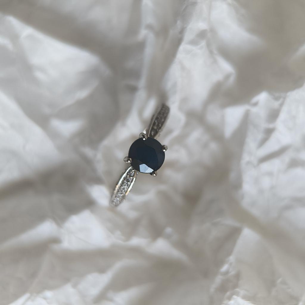 Серебряное кольцо с натуральным сапфиром 1.481ct, вес изделия 2,1 гр (2214038)