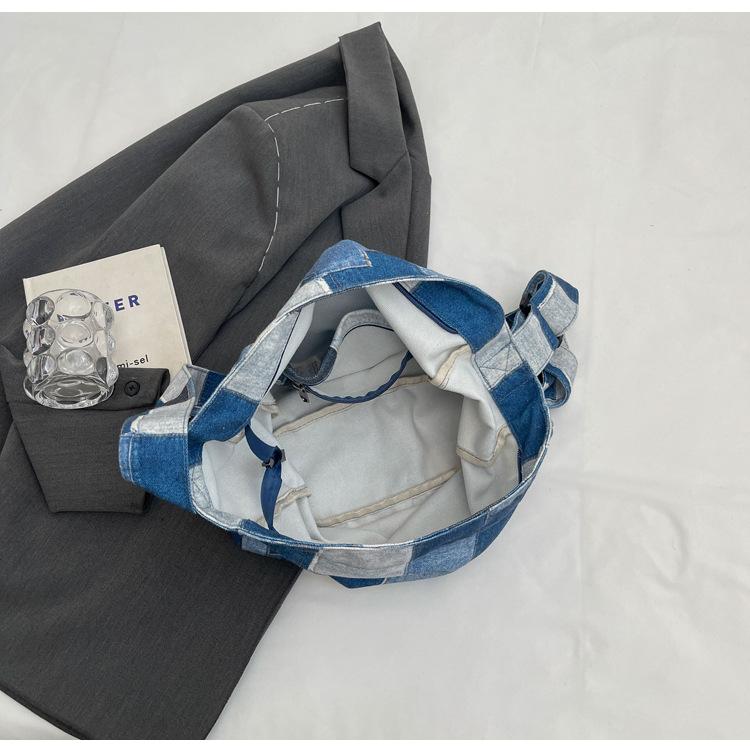 Женская большая вместительная пригородная сумка через плечо — фото 7