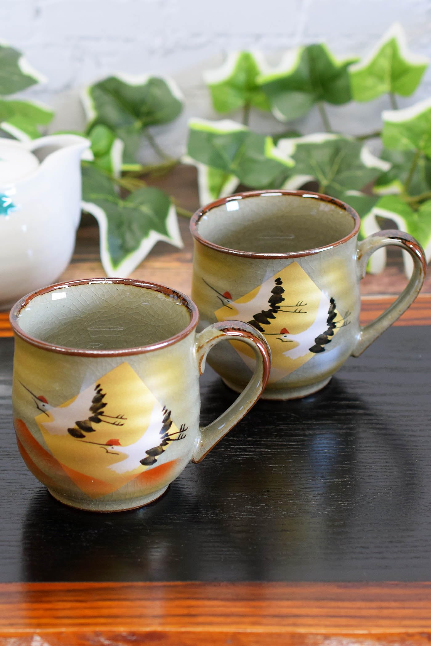 

Waza no Kura Stylish Pair of Kutani Ware Mugs with Gold Leaf Crane Design, High-Quality Pottery, Made in Japan