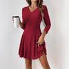 Strickkleid mit V-Ausschnitt und asymmetrischem Saum in mehreren Farben