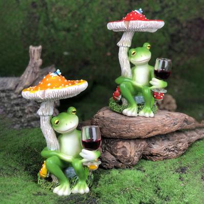 Cartoon Pilz Sitzende Frosch Statue mit Weinglas Trinkender Frosch Figur Harz Tier Skulptur Innen Außen Garten Garn Dekoration Ornament