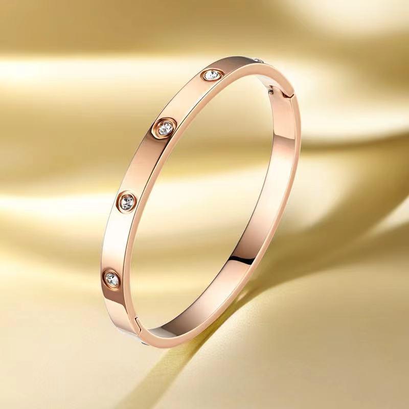 Women's Titanium Steel Four-Leaf Clover Bracelet - Elegant, Non-Fading, Fashionable Stainless Steel Jewelry