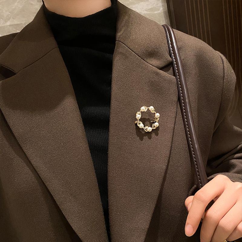 Pearl Circle High-end Brooch Female Cute Silk Scarf Buckle Anti-light Buckle Personalized Pin Fixed Clothes