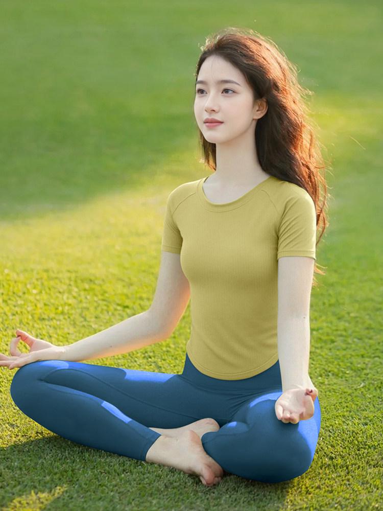 2026 Atemberaubendes Damen Fitness-Set mit kurzen Ärmeln, doppellagig, für Yoga & Pilates