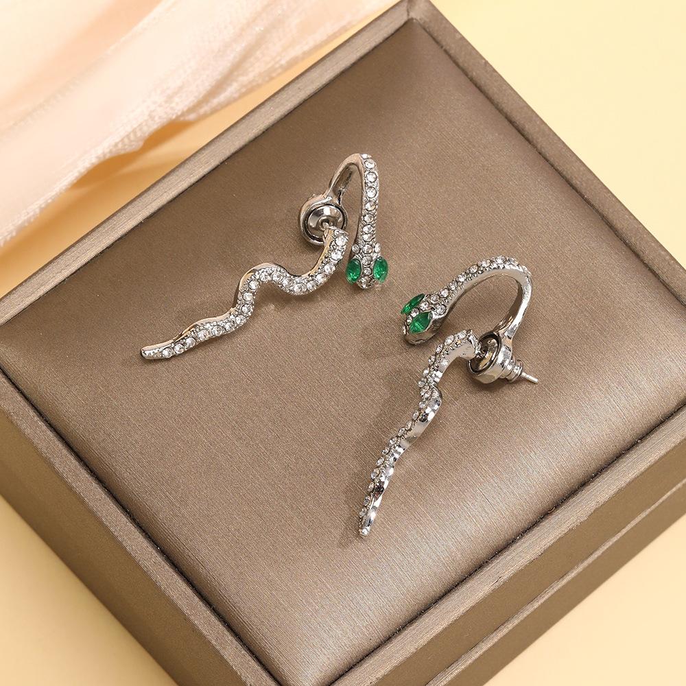 Letní náušnice vyšší třídy Retro Rok Narození Vynikající malé náušnice s hadem Niche Lehký luxus Personalizované módní náušnice