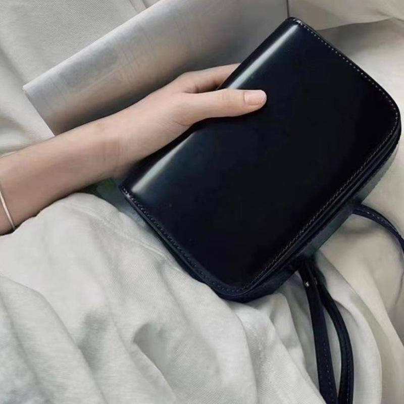 

Li Xian brown tofu square bag spring and summer new high-end fashion versatile bright leather diagonal span women s bag