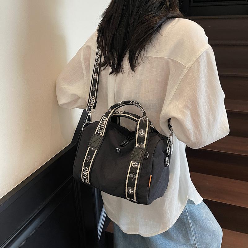 Large capacity casual portable pillow bag personalized fashion shoulder strap messenger bag commuter travel portable storage shoulder bag
