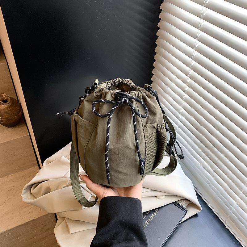 Niche fashion crossbody drawstring bucket bag new casual simple versatile commuter shoulder bag