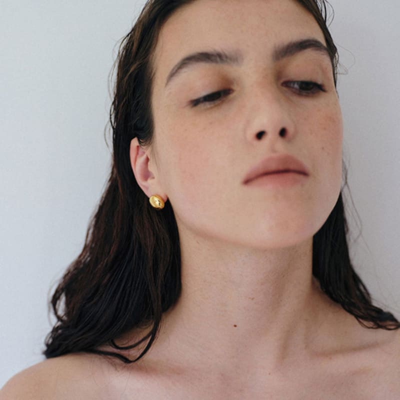 

BORNETE COLLECTION_HER GAZE_Fullmoon earring gold(18K gold plated)