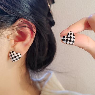 Ins Style Autumn And Winter Three-Dimensional Peach Heart Checkerboard Earrings Cold Wind Black And White Love Niche Design Earrings Women